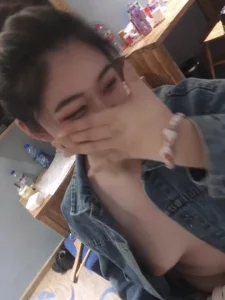 石家庄暑假真实约牛仔裤微胖小美女！笑贫不笑娼的时代！同城可推！！！