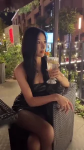 露脸3P上海虚荣名媛，表面美丽正经