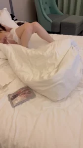 放暑假在家的西安女大，来大姨妈也要做，穿情趣内衣求插
