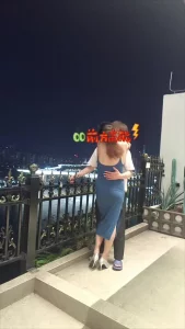 御姐阳台做爱，被人发现落荒而逃