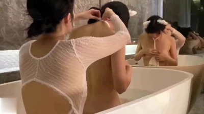 人妻邀闺蜜来一起享受洋屌，情趣装双人行玩的真