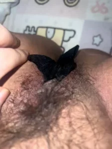 母猪给主人定制的黑短丝在逼里塞了一宿