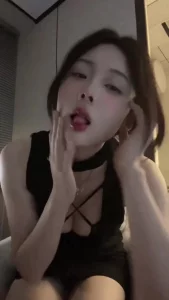 抖音小网红身材很好女上很骚眼神很色情