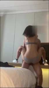 “你穿的内衣真骚啊”你的慢热女友下楼吃个煎饼都被别人操迷糊了